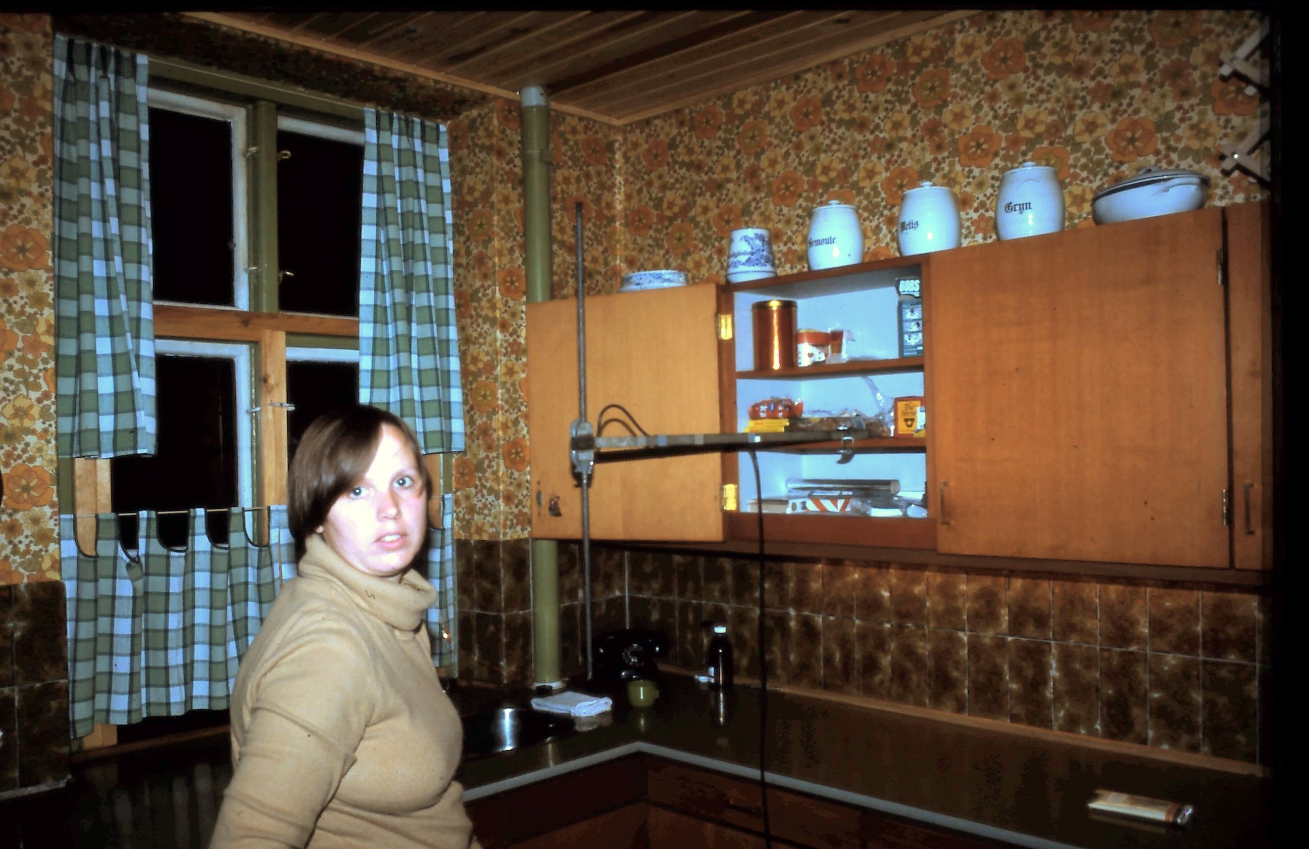 My wife Tove, showing my Dipol for 2m